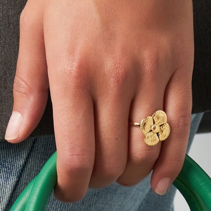 Gouden ring met bloem