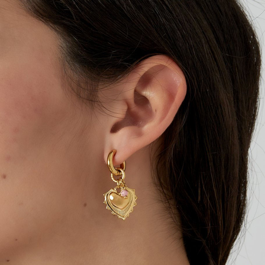 Oorbellen met hartje en roze steentjes Oorbellen met hartje en roze steen