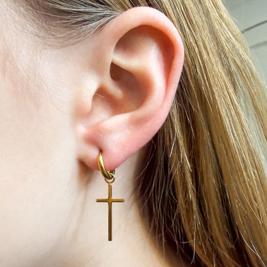 Oorbellen met kruis hanger