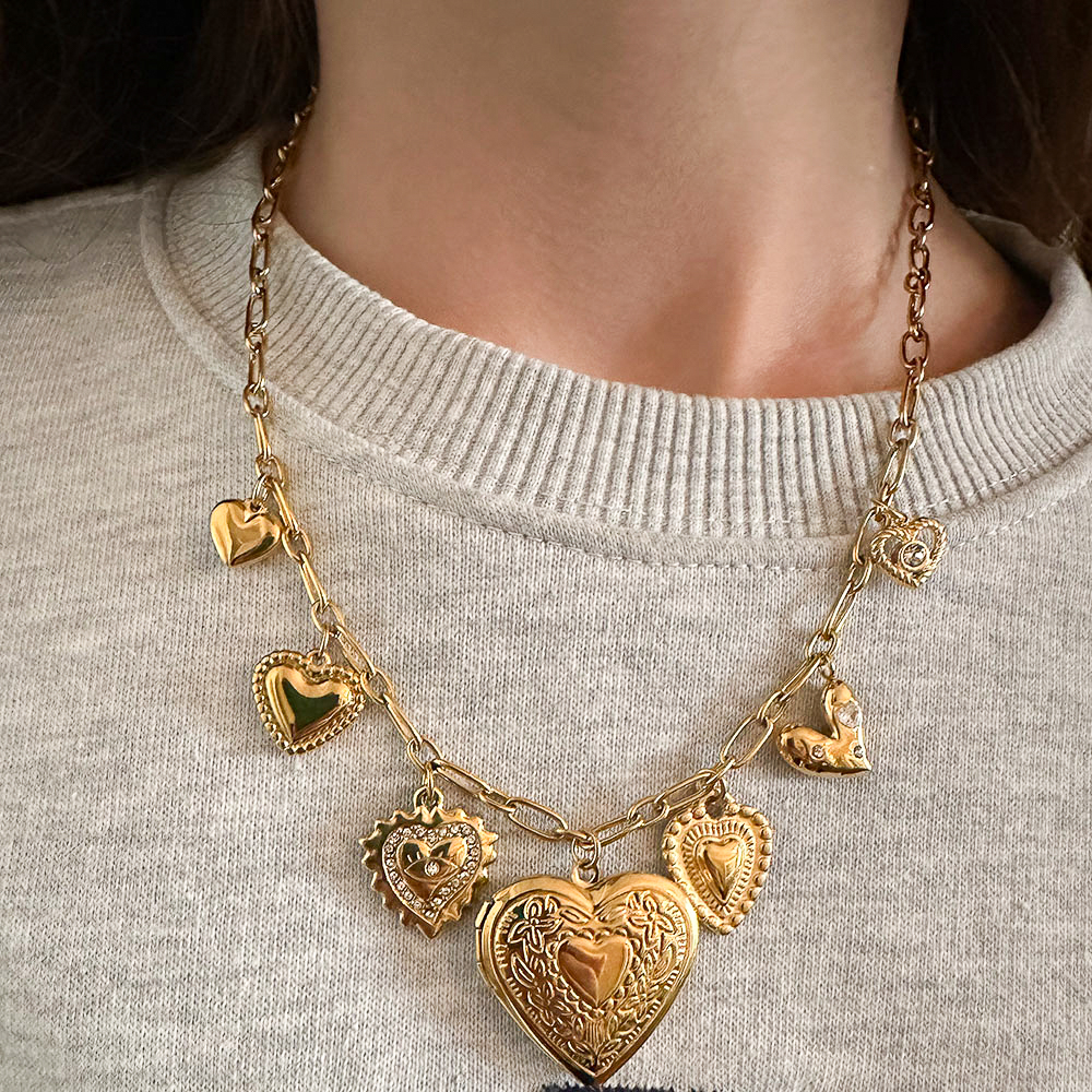 Gouden bedelketting met hartjes