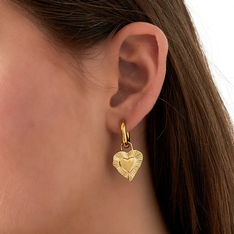 Oorbel met hartje Oorbel met hartje