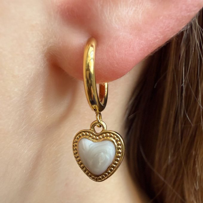 Witte hartjes oorbellen